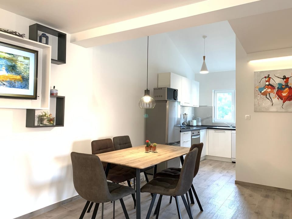TV and multimedia, Living room, Dining area