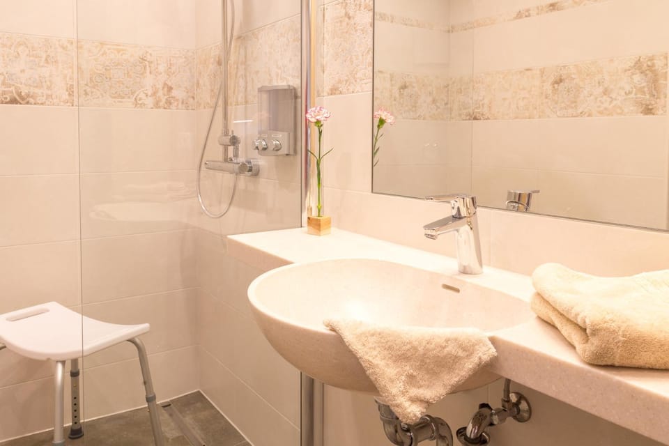 Shower, Bathroom, towels