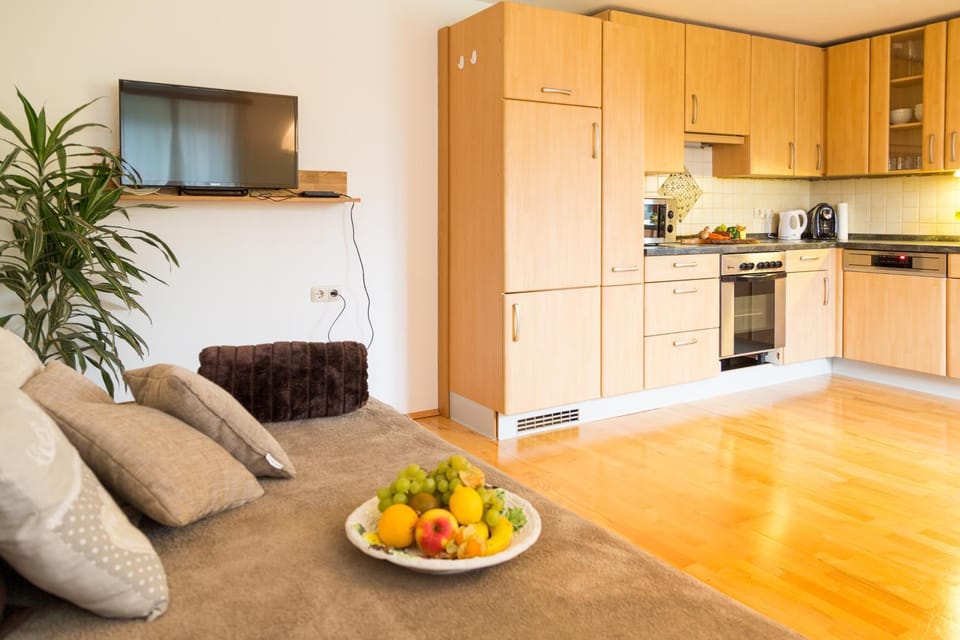 Kitchen or kitchenette, Living room, Food and drinks, Seating area, Dining area, Food, minibar, pet friendly, stove