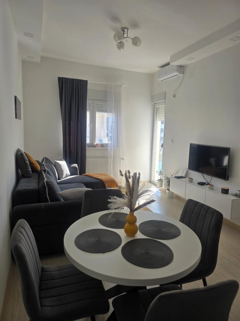 TV and multimedia, Living room, Seating area, Dining area