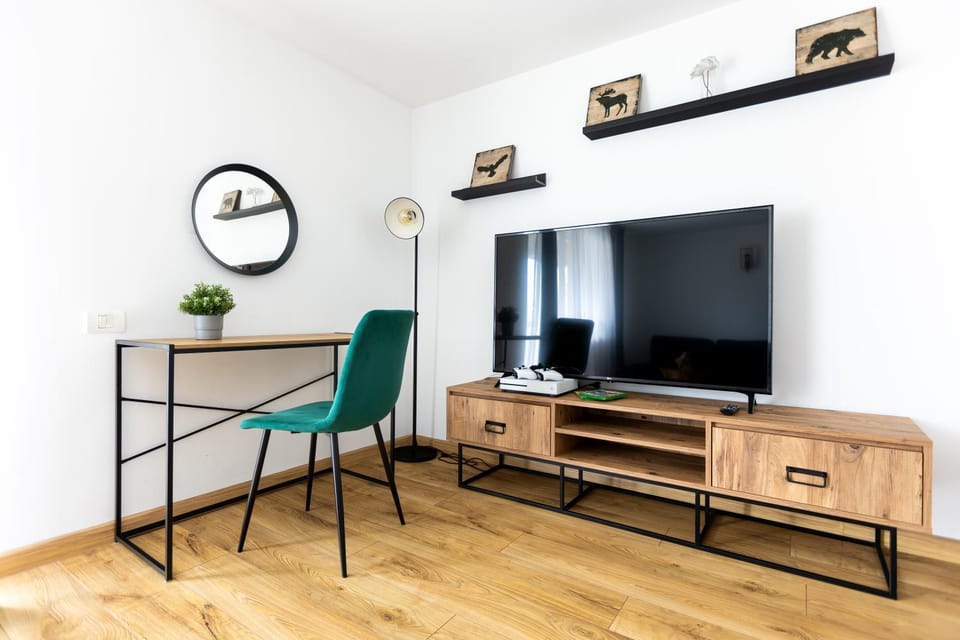 Communal lounge/ TV room, TV and multimedia, Living room, Seating area, Evening entertainment