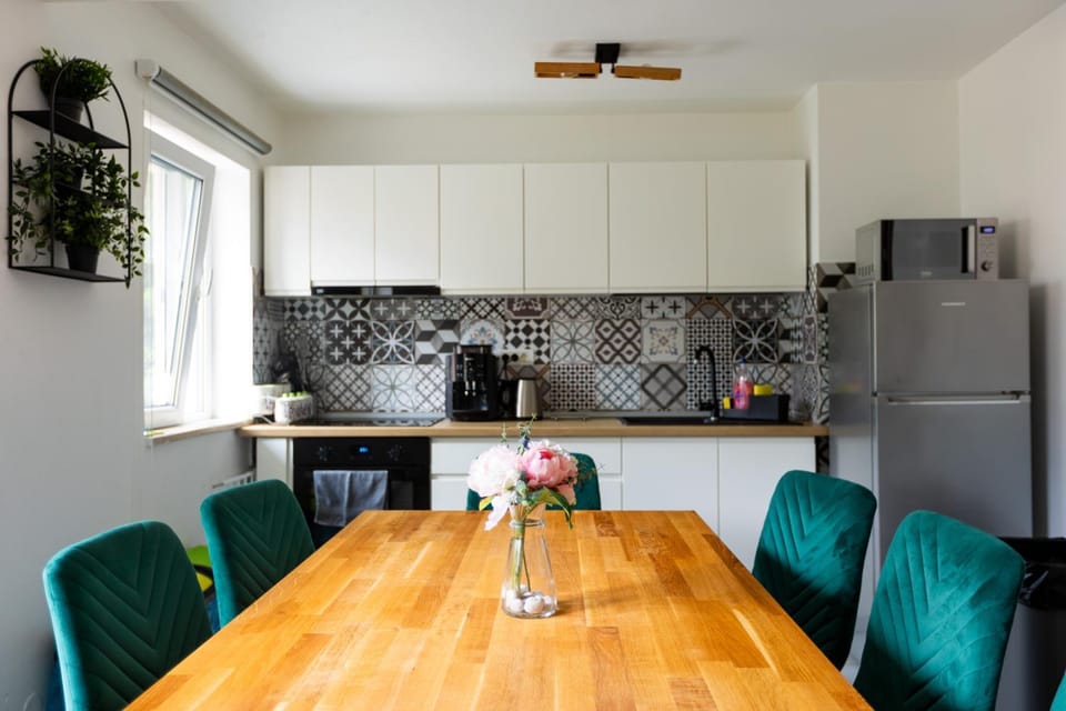 Kitchen or kitchenette, Living room, Seating area, Dining area, pet friendly, stove