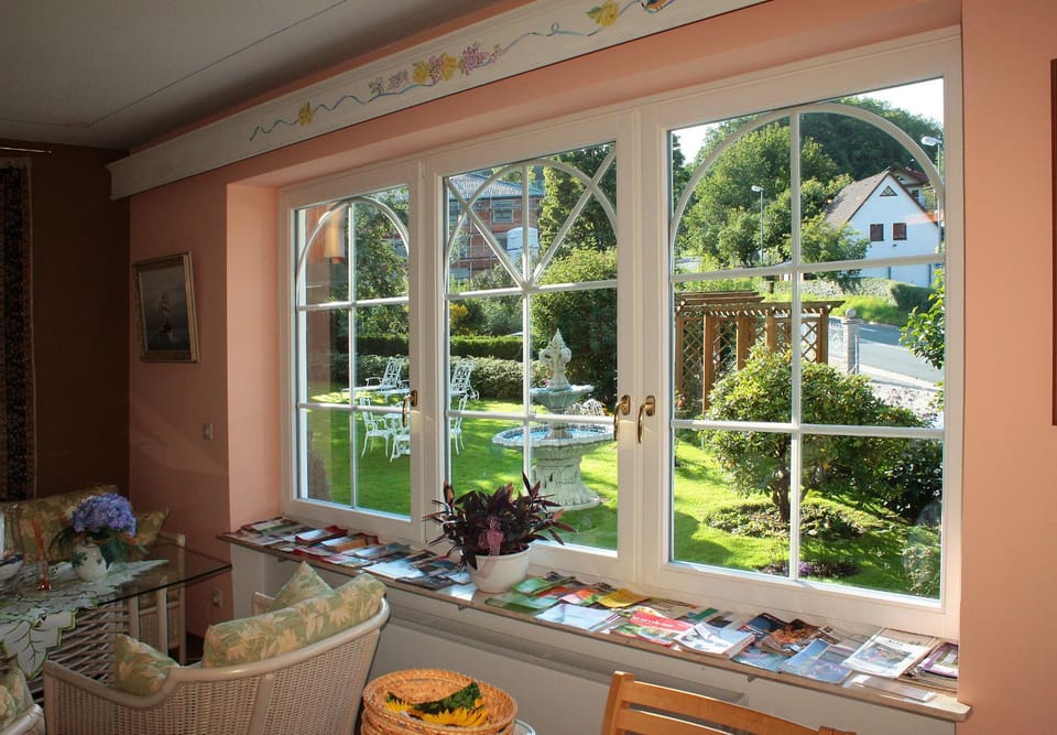 Communal lounge/ TV room, Garden view