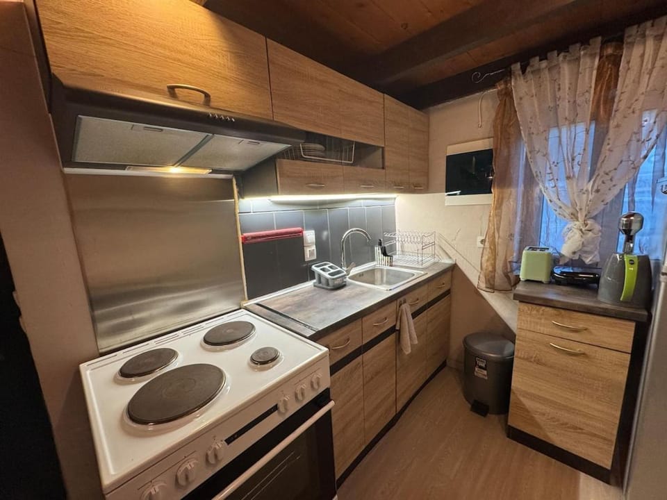 Kitchen or kitchenette, oven, stove