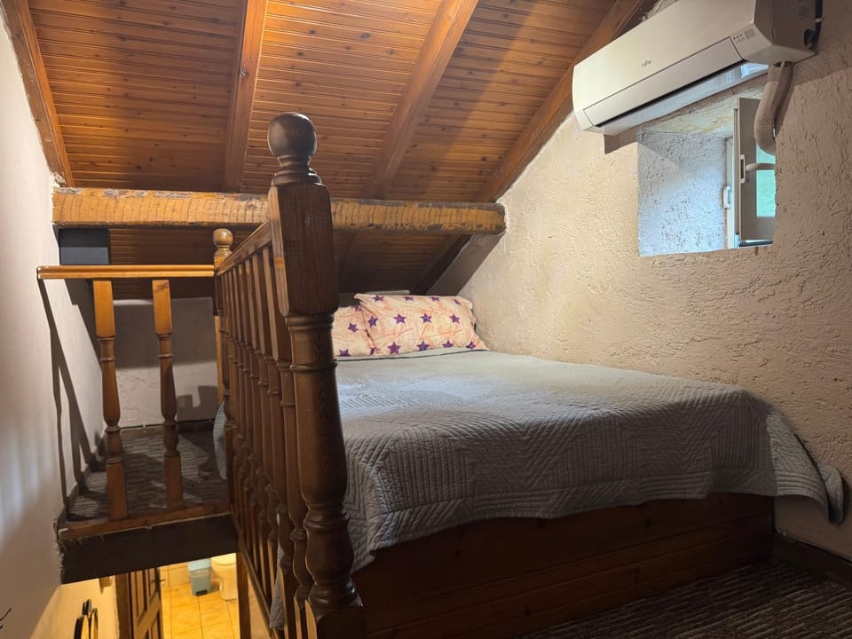 Bed, Photo of the whole room, Bedroom, air conditioner