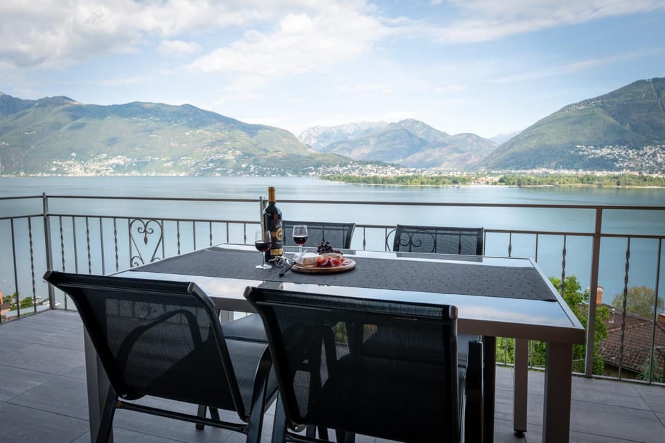 Balcony/Terrace, Dining area, Lake view, Mountain view