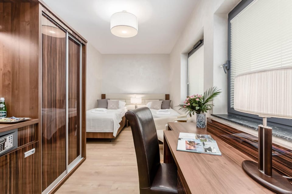 Bed, Seating area, Bedroom