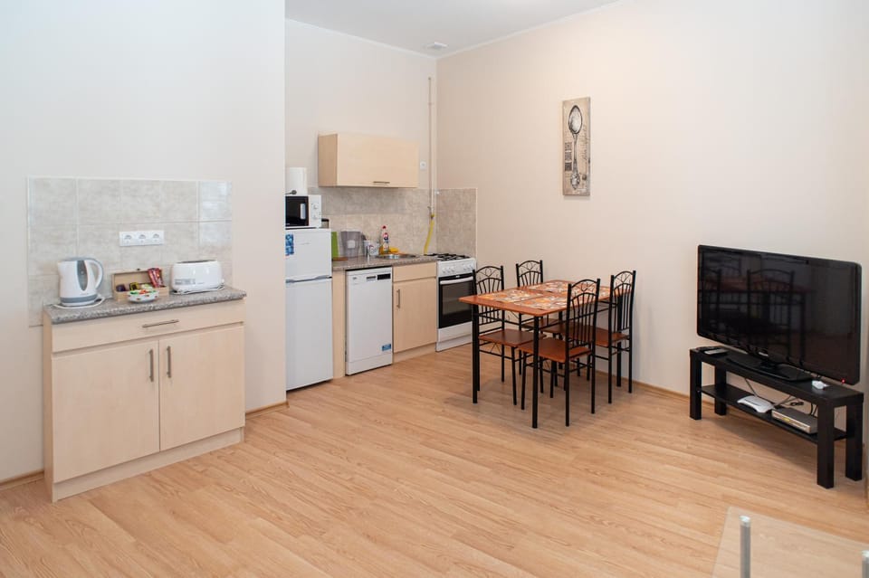 TV and multimedia, Coffee/tea facilities, Kitchen or kitchenette, Living room, Dining area, dishwasher, oven, stove, toaster