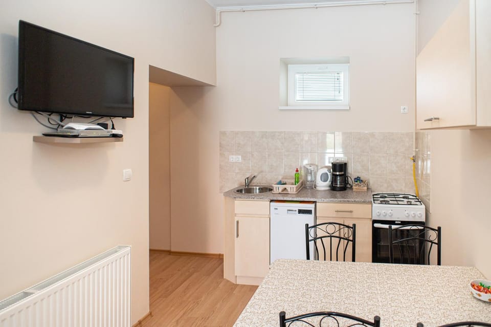Coffee/tea facilities, Kitchen or kitchenette, Dining area, dishwasher, oven, stove, toaster