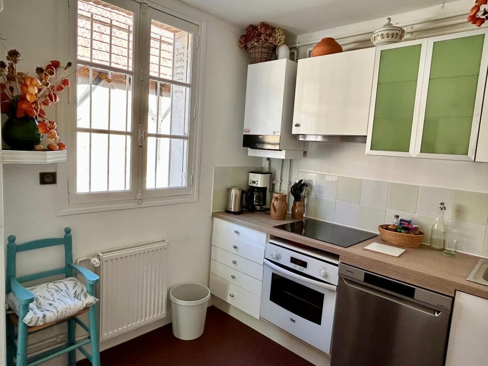 Kitchen or kitchenette, oven, stove
