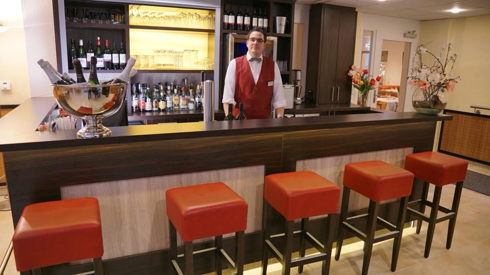 Restaurant/places to eat, Lounge or bar