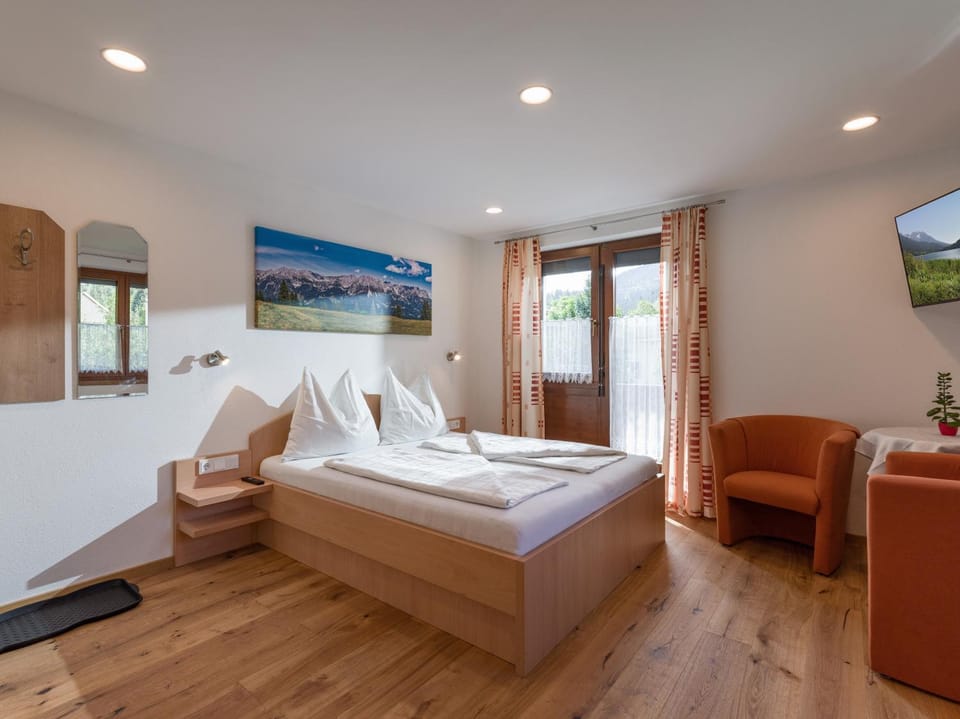 Bed, TV and multimedia, Bedroom