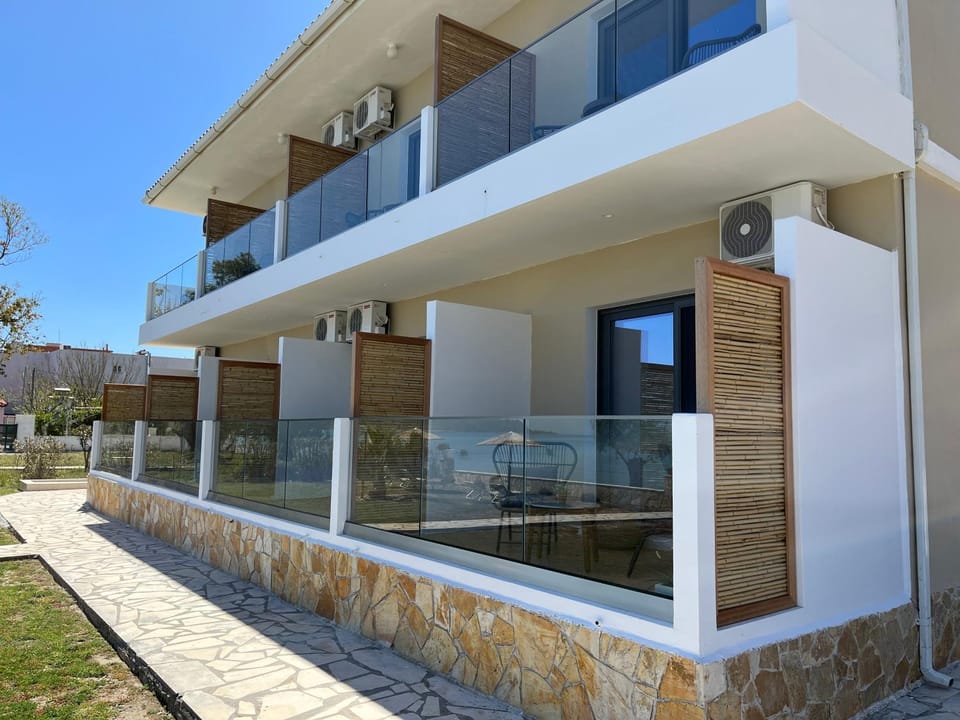 Property building, Day, Balcony/Terrace