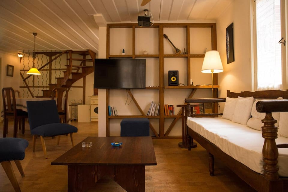 Lefkada Town Traditional House / Cozy Yard Apartment in Lefkada