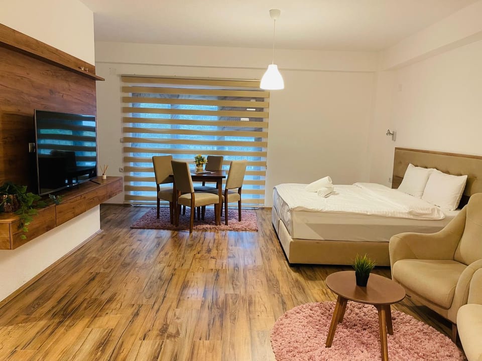 Bed, TV and multimedia, Seating area