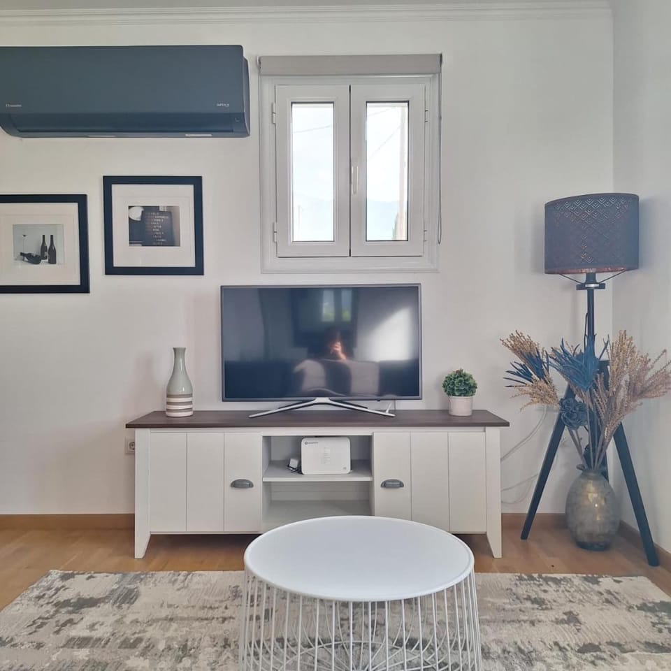 TV and multimedia, Living room, Seating area, Evening entertainment