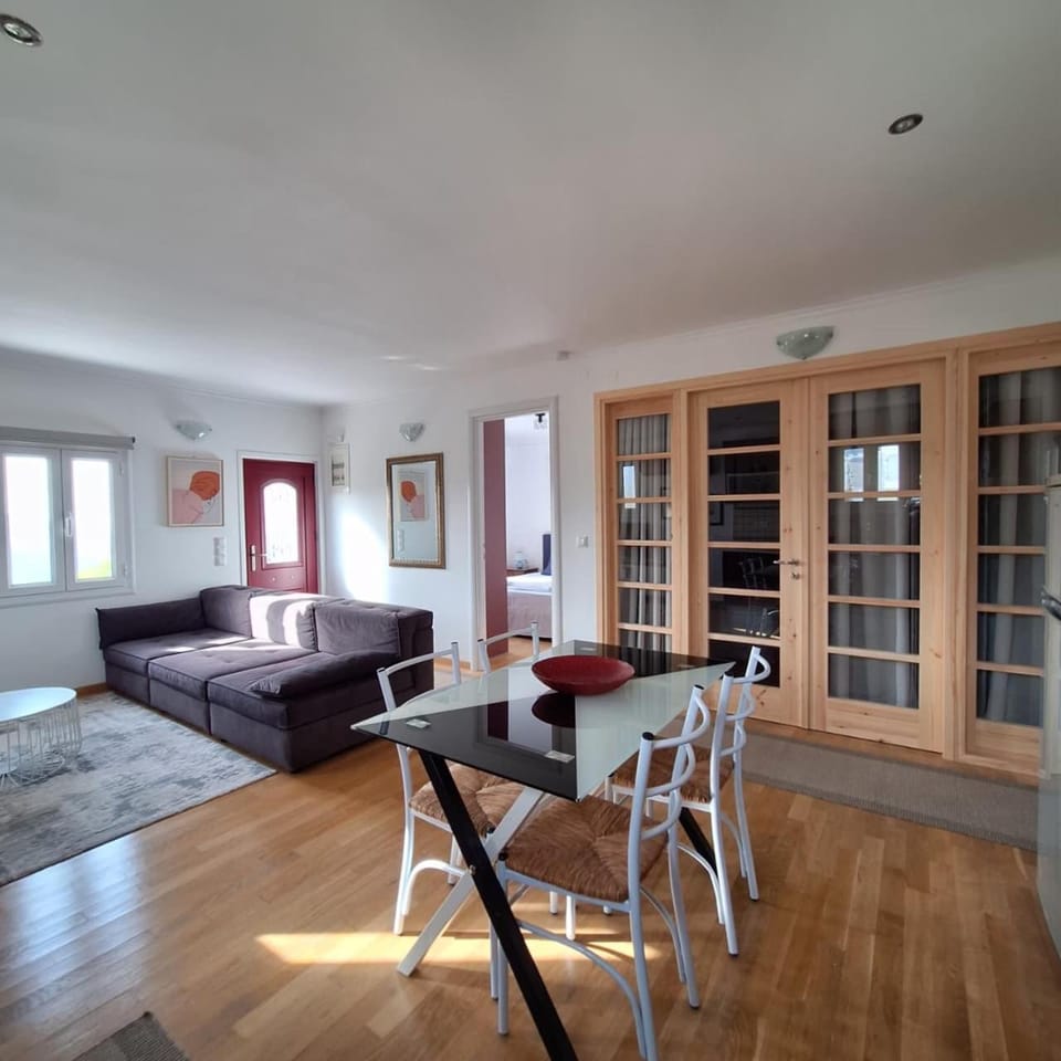 Bed, Living room, Seating area, Dining area, Bedroom
