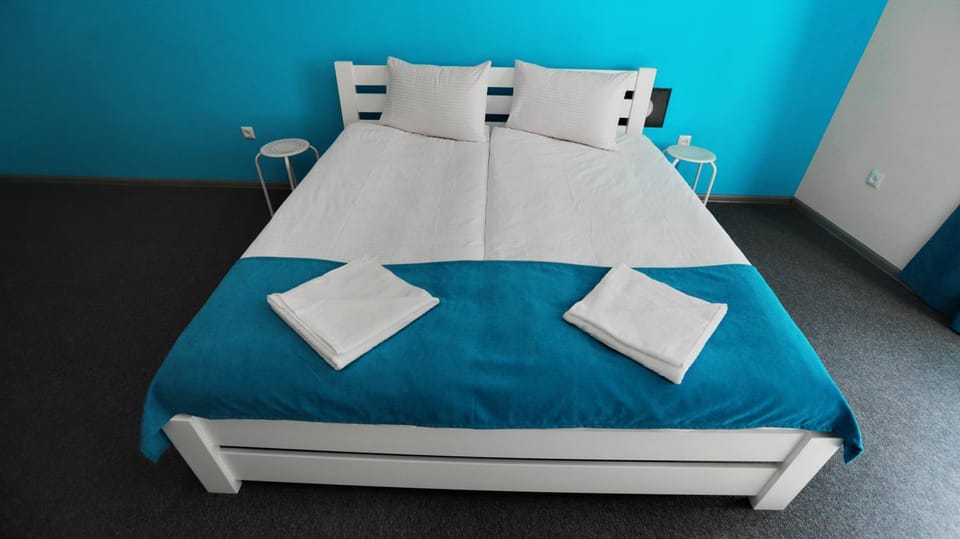 Bed, Photo of the whole room, Bedroom, City view, towels