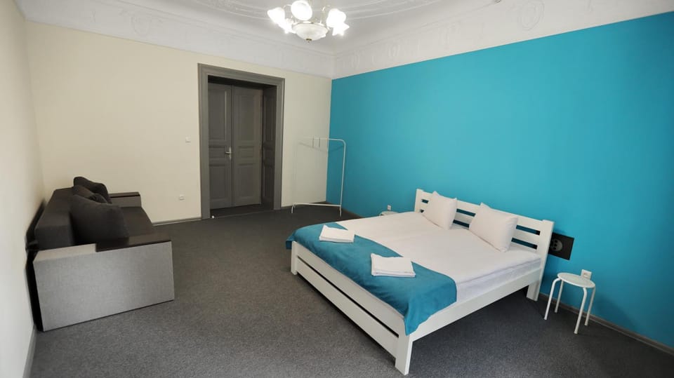 Bed, City view, Street view