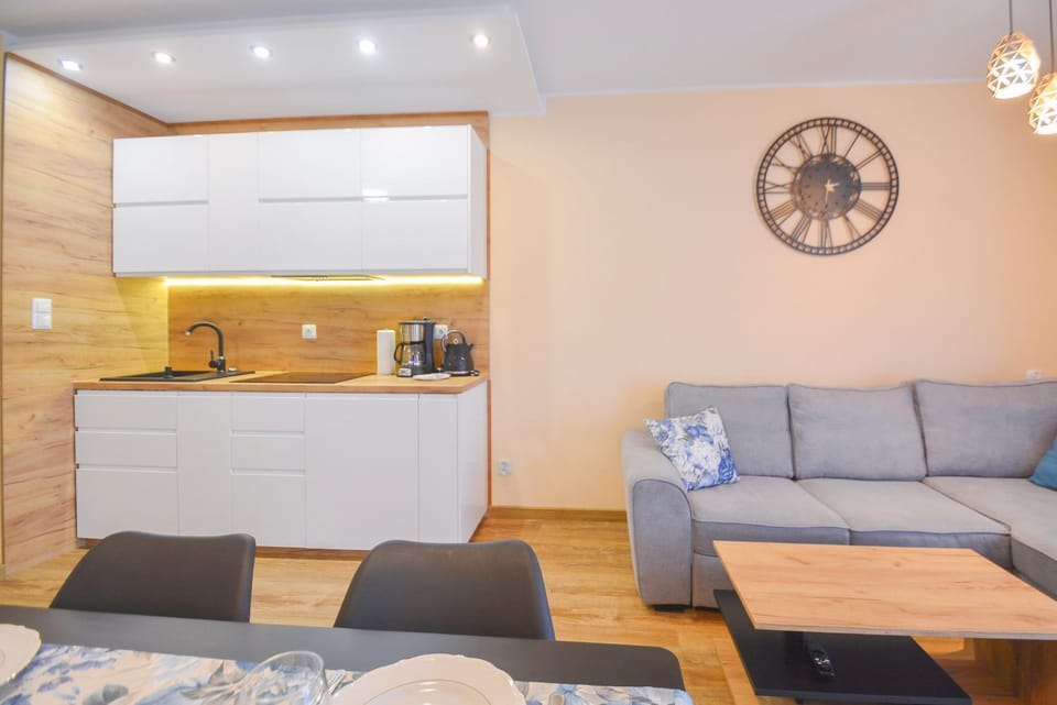 Coffee/tea facilities, Kitchen or kitchenette, Living room, Seating area