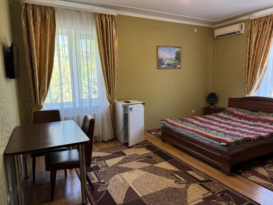 Bed, TV and multimedia, air conditioner