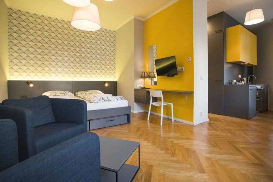 Bed, TV and multimedia, Bedroom