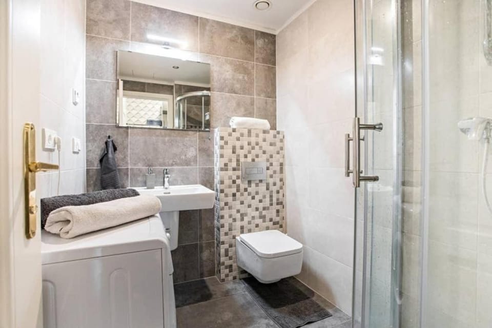 Shower, Toilet, Bathroom, towels