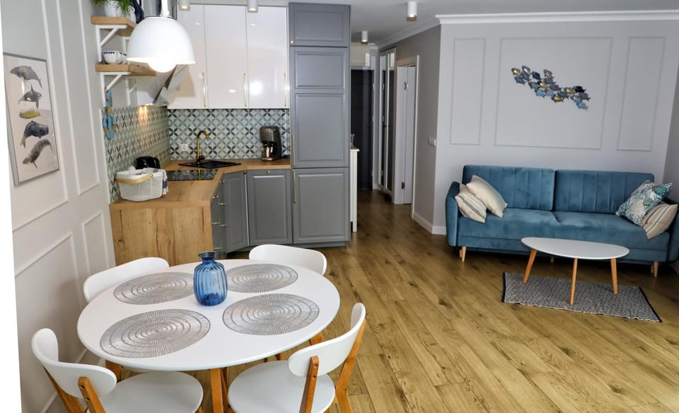 Kitchen or kitchenette, Living room, Seating area, Dining area