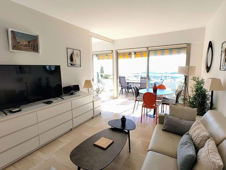 Appartement Moderne 4 Pers avec Clim et Parking, Villeneuve-Loubet Plage Apartment in Villeneuve-Loubet