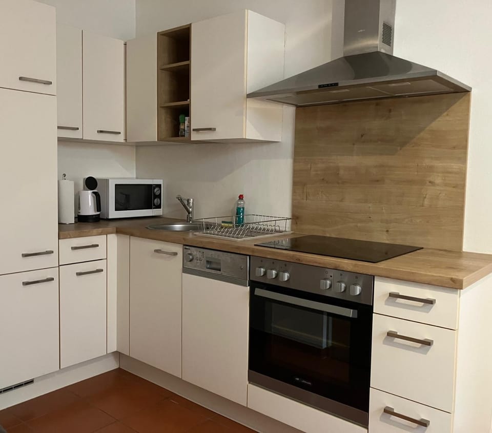 Kitchen or kitchenette, dishwasher, oven