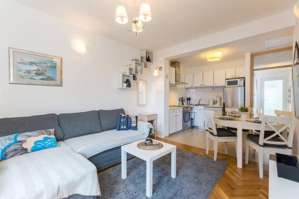 Kitchen or kitchenette, Living room, Seating area, Dining area, minibar, pet friendly