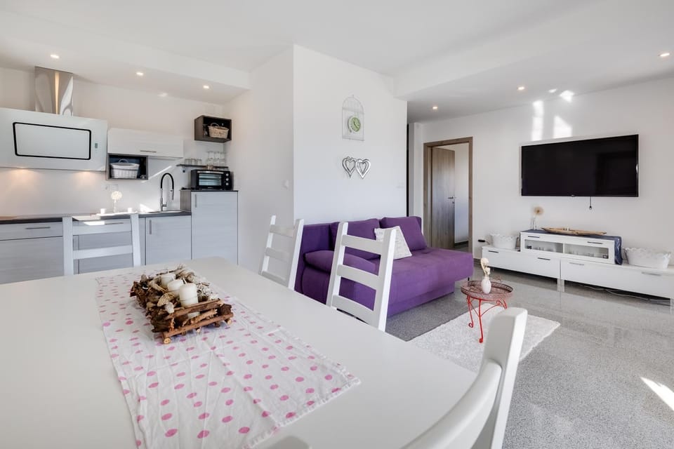 TV and multimedia, Kitchen or kitchenette, Living room, Seating area, Dining area