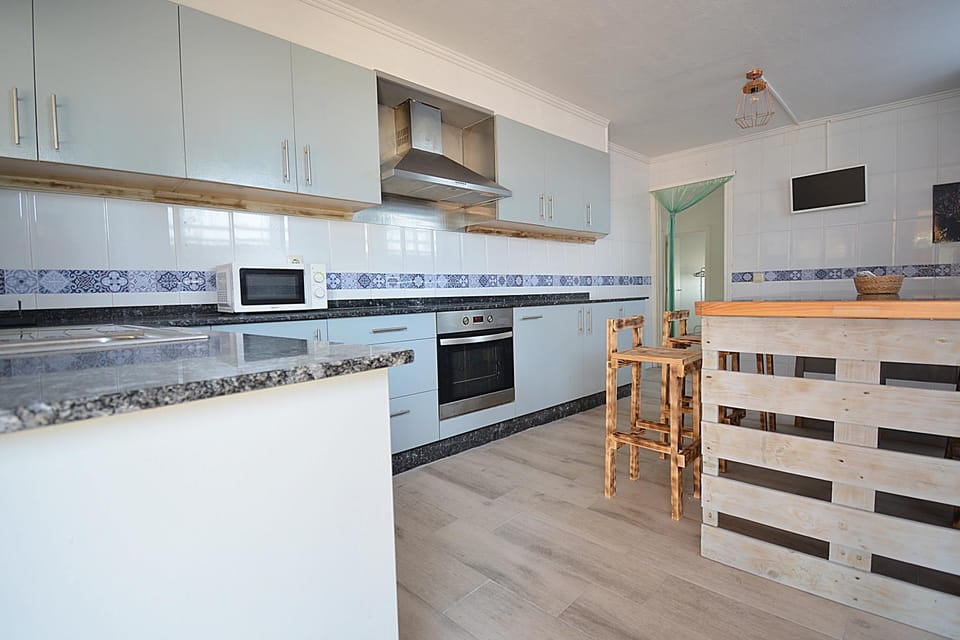 Kitchen or kitchenette, Dining area, minibar, pet friendly, stove