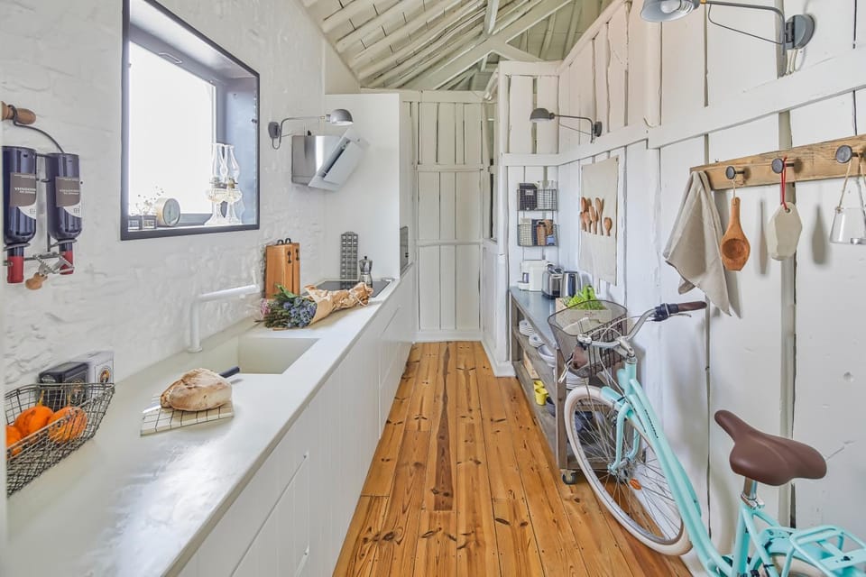 Kitchen or kitchenette, minibar