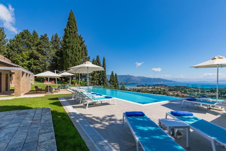 Swimming pool, sunbed
