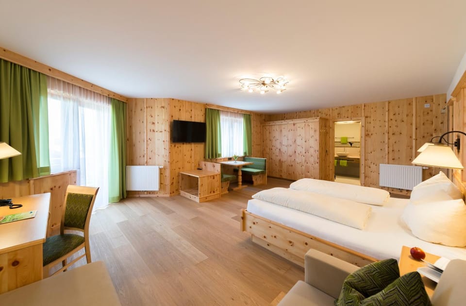 Toilet, Bathroom, TV and multimedia, Balcony/Terrace, Photo of the whole room, Seating area, Bedroom, Garden view
