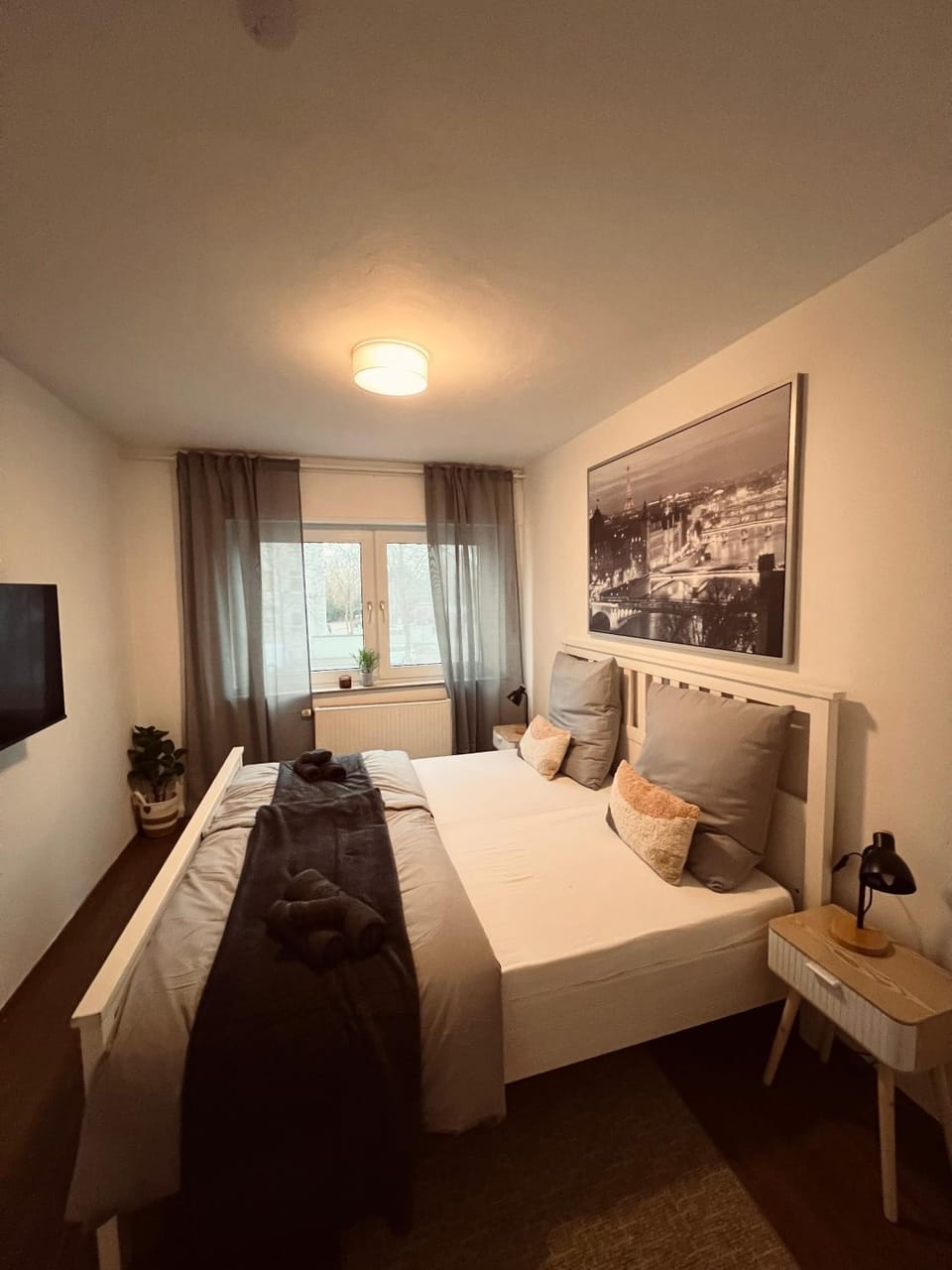 Bed, TV and multimedia, Bedroom