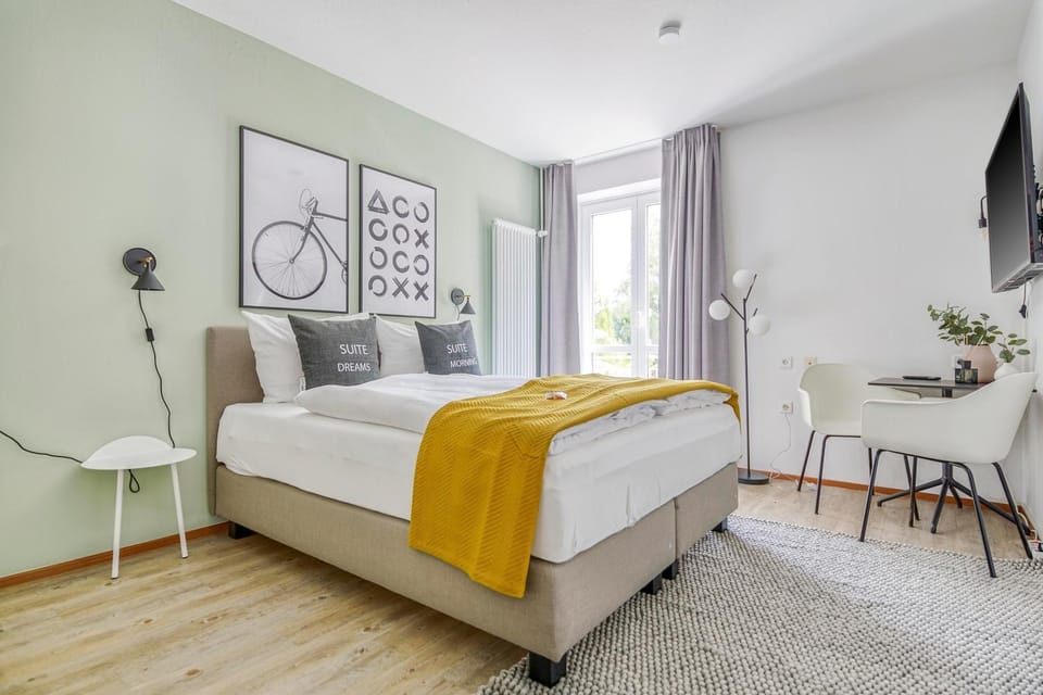 Bed, Dining area, Bedroom