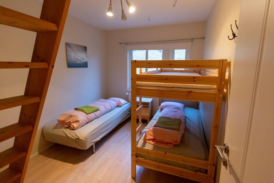 Bedroom, bunk bed