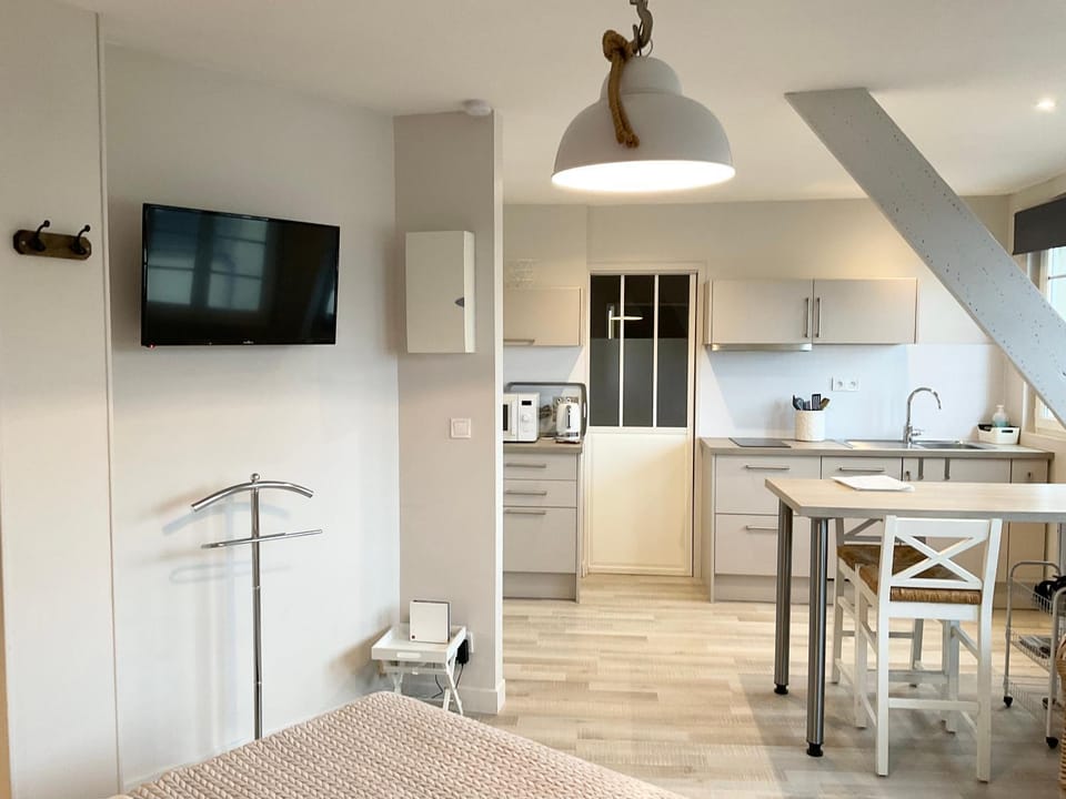 Kitchen or kitchenette, Dining area, stove