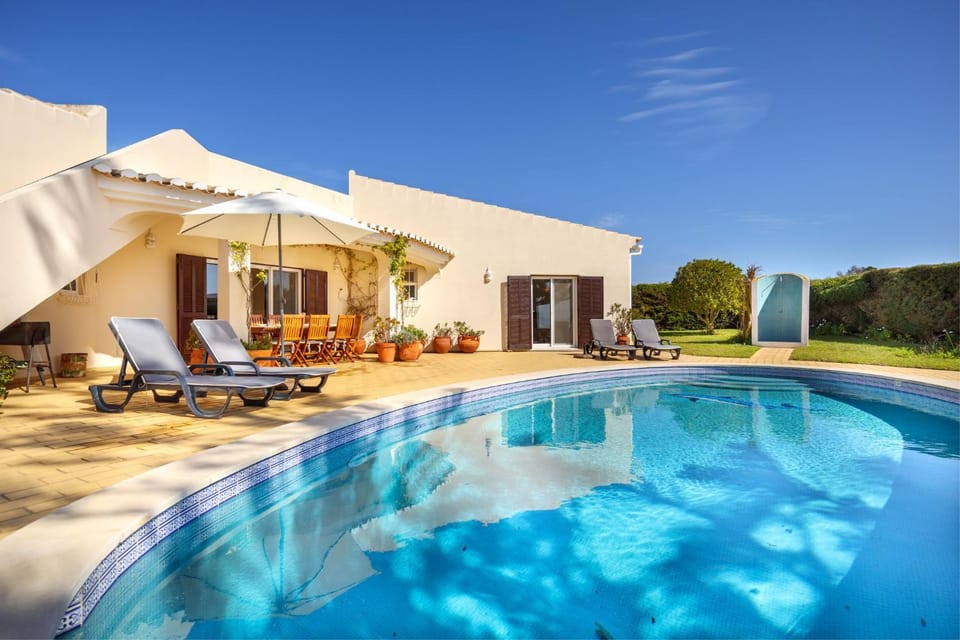 Property building, Patio, Day, Pool view, Swimming pool, Swimming pool, sunbed
