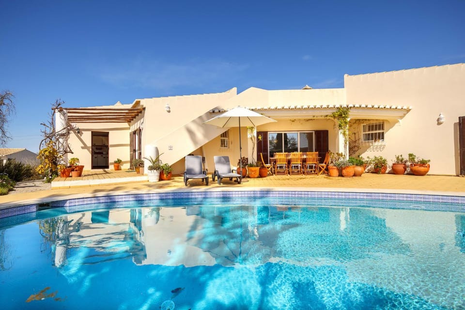 Property building, Patio, Day, Pool view, Swimming pool, Swimming pool, sunbed