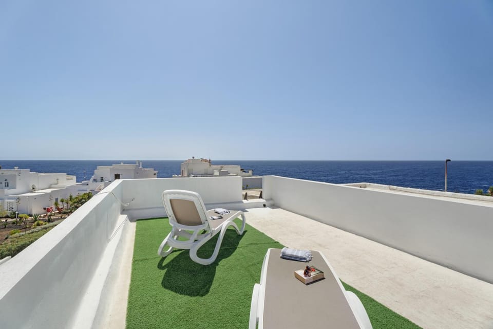 Property building, Balcony/Terrace, Living room