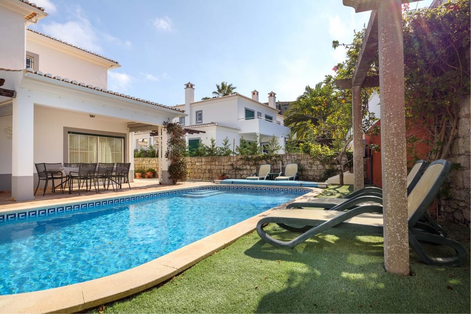 Property building, Garden, Swimming pool, Swimming pool, sunbed