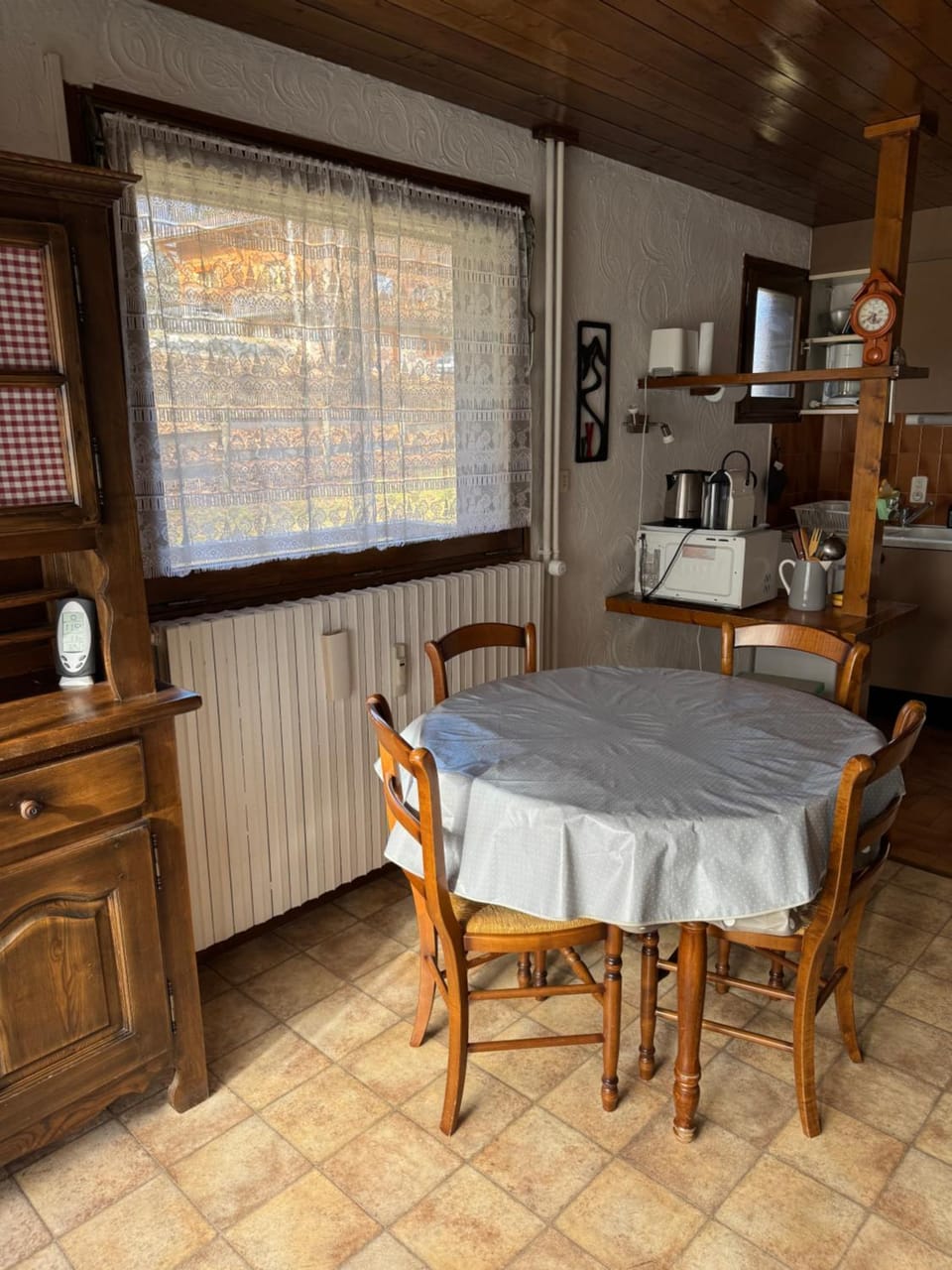 Kitchen or kitchenette, Dining area, microwave, oven