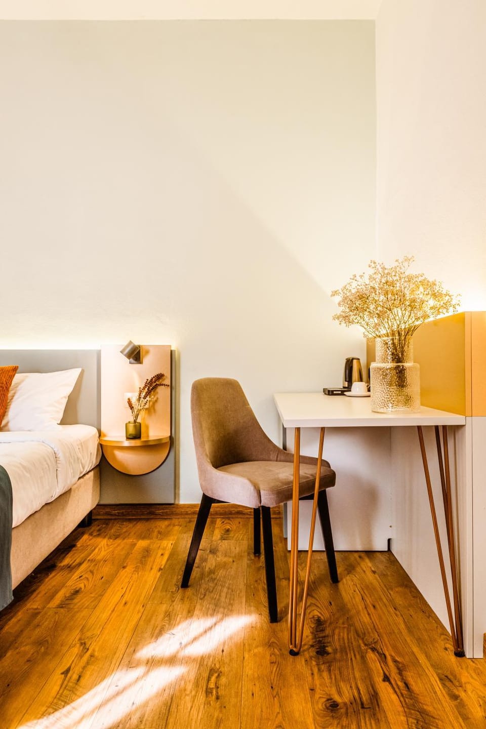 Bed, Photo of the whole room, Seating area, hair dresser