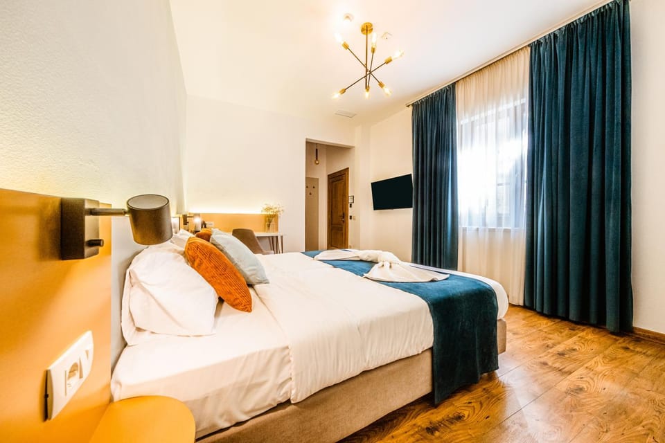 Bed, TV and multimedia, Photo of the whole room, Bedroom
