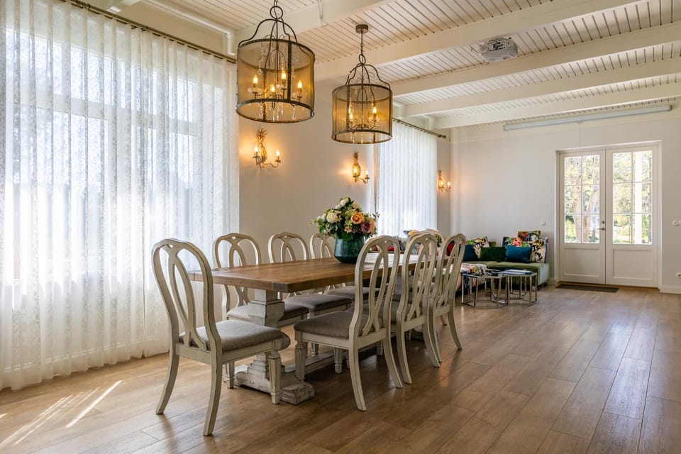 Restaurant/places to eat, Living room, Seating area, Dining area, Meeting/conference room