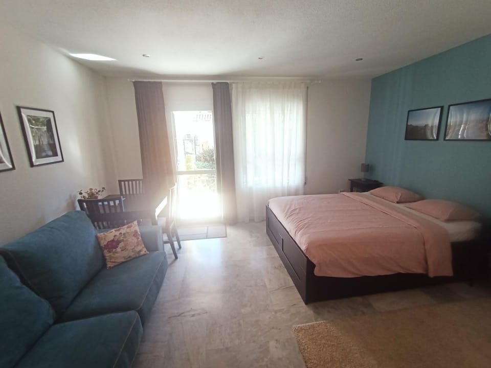 Bed, Seating area
