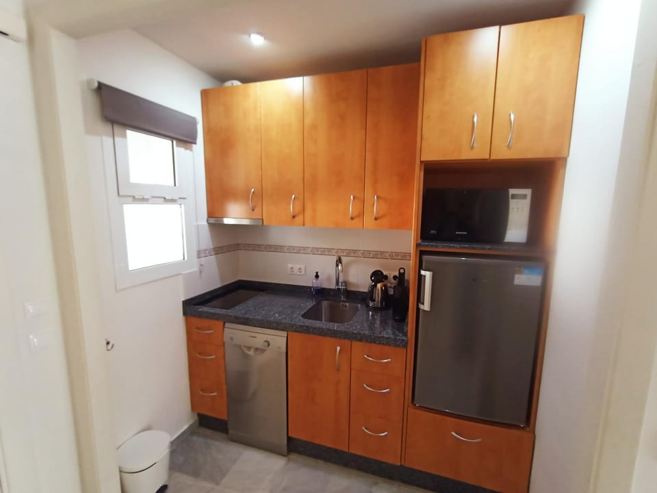 Coffee/tea facilities, dishwasher, minibar, stove, kitchen